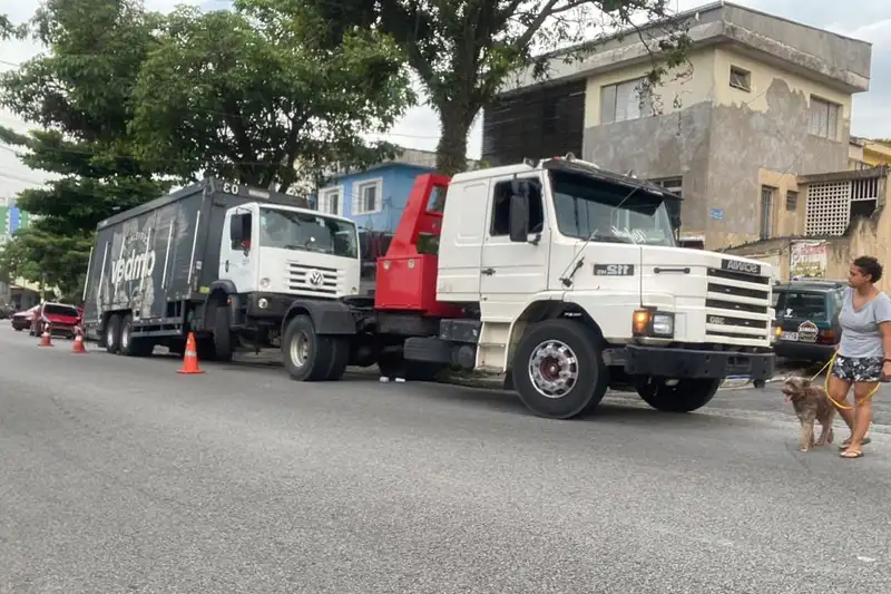 Dois guinchos pesados da frota posicionados na via